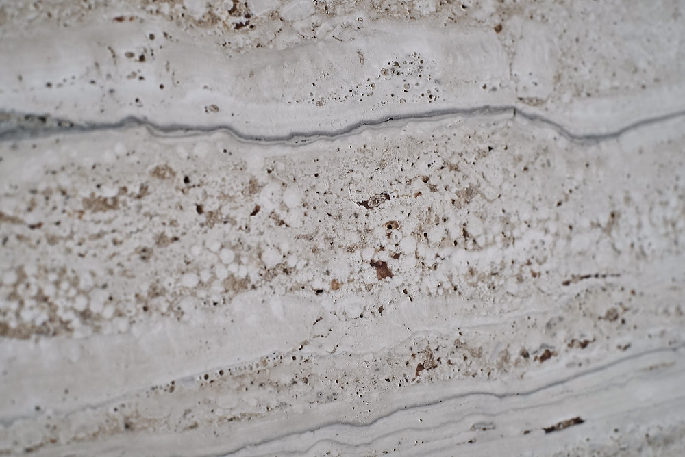 Travertine Punya Banyak Lubang, Lebih Baik Diisi atau Dibiarkan Terbuka?